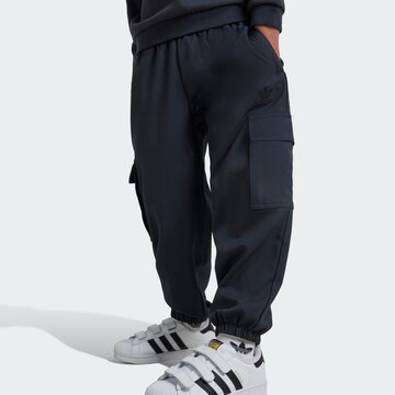 ADIDAS ORIGINALS - Fato de jogging em cinzento