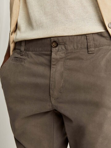 Regular Pantalon chino Scalpers en gris