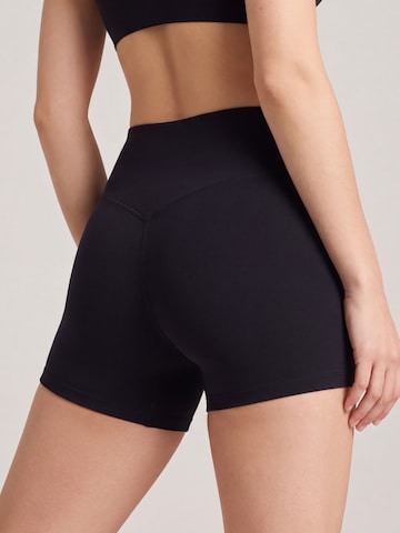 camano Skinny Workout Pants in Black