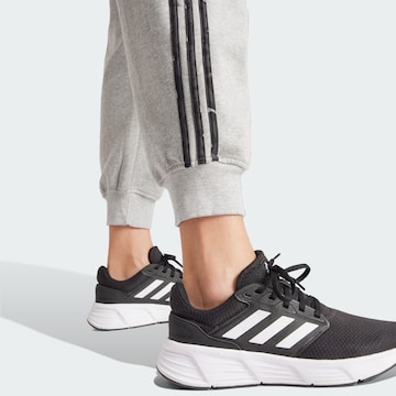 ADIDAS SPORTSWEAR Zúžený strih Športové nohavice 'Essentials' - Sivá