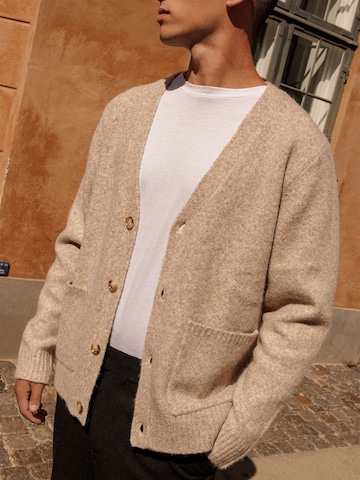 DAN FOX APPAREL Πλεκτή ζακέτα 'Maxim' σε λευκό