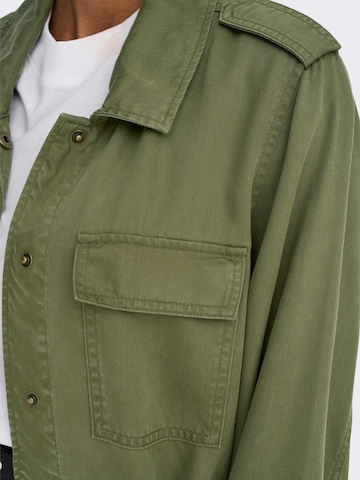 ONLY Демисезонная куртка 'New Kenya' в Зеленый
