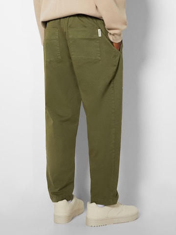 Loosefit Pantaloni con pieghe di Bershka in verde