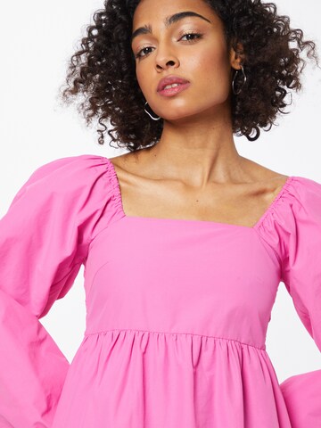 Rochie 'Bernadette' de la Gestuz pe roz