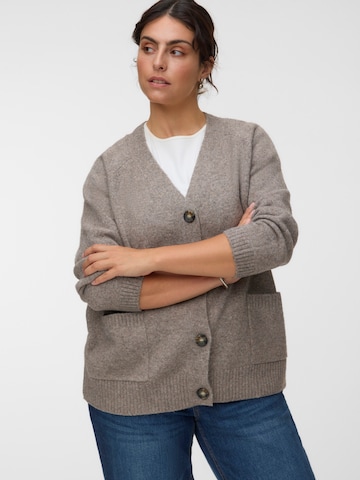Vero Moda Curve Kofta 'VMCBOOM' i grå: framsida