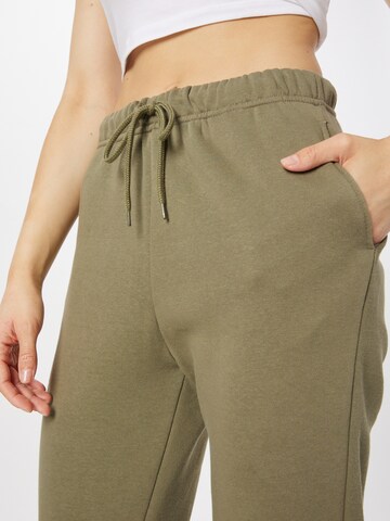 Tapered Pantaloni 'Chilli' de la PIECES pe verde