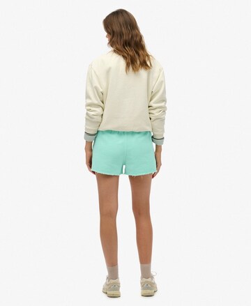 Superdry Regular Shorts in Grün