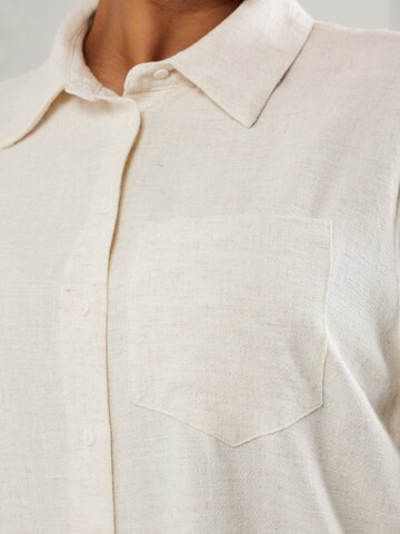 Camicia da donna 'SIESTA' di ONLY Carmakoma in beige