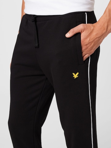 Effilé Pantalon Lyle & Scott en noir