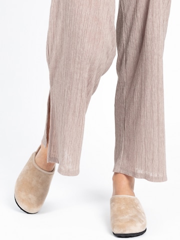Bayton Clogs 'Sevana' in Beige: Vorderseite