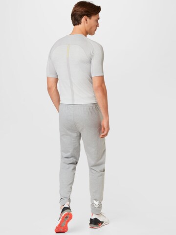 Hummel Slimfit Sportbroek in Grijs