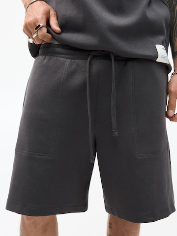 Loosefit Pantalon Pull&Bear en gris