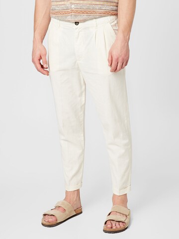 Redefined Rebel regular Παντελόνι πλισέ 'Emir' σε λευκό: μπροστά