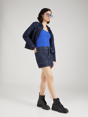 Top de la GAP pe albastru