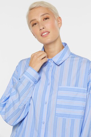 SENSES.THE LABEL Gestreifte Oversized Bluse BA:RI im Pyjama-Stil in Blau