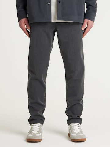 Regular Pantalon chino 'Stone Dual' CHASIN' en gris : devant