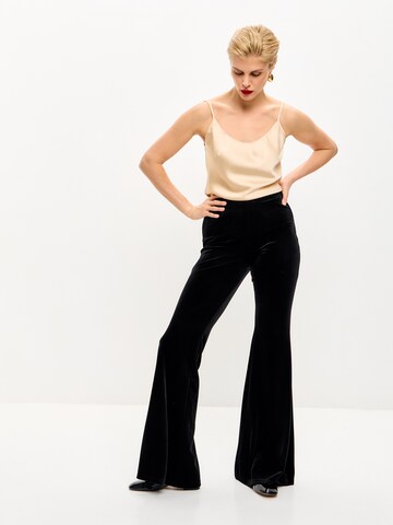 regular Pantaloni 'Velvet flared trousers' di Serena Silueta in nero