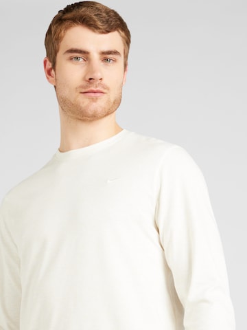 T-Shirt fonctionnel 'PRIMARY' NIKE en blanc