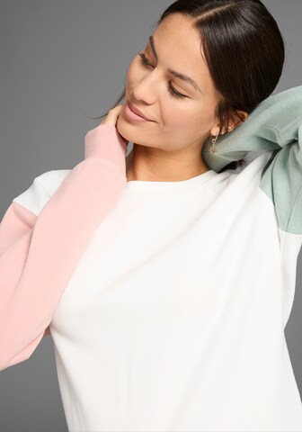 KangaROOS Sweatshirt in White