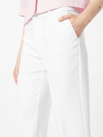 Gina Tricot Regular Панталон с ръб в бяло