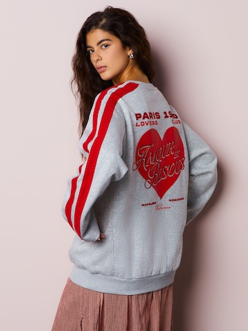 Sweat-shirt 'Valentines Paris' Next en gris : devant