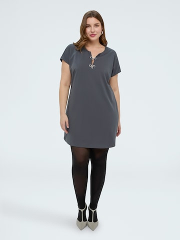 Robe Fiorella Rubino en gris