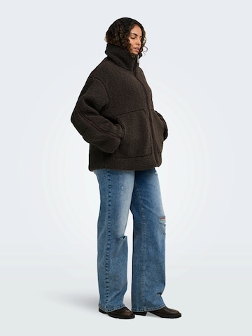Veste en polaire 'CARASPEN' ONLY Carmakoma en marron