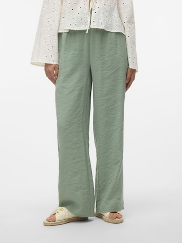 Loosefit Pantalon 'QUEENY' VERO MODA en vert : devant