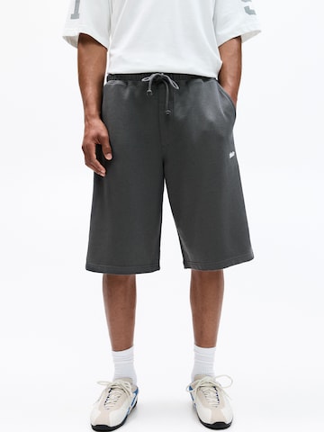 Loosefit Pantaloni di Pull&Bear in grigio: frontale