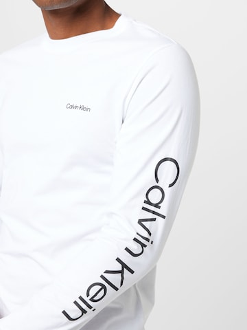 T-Shirt Calvin Klein en blanc