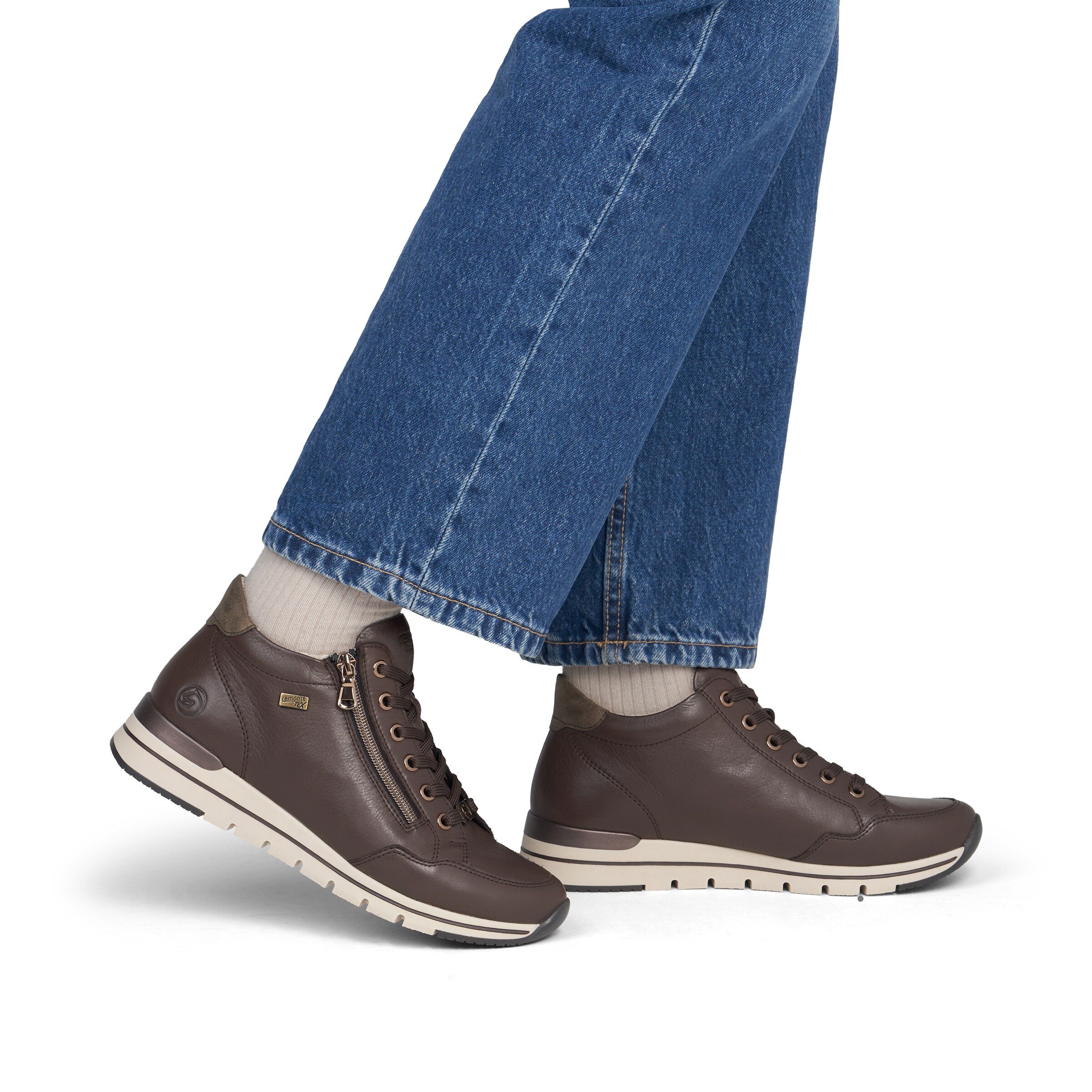 Chaussure de sport à lacets REMONTE en marron : devant