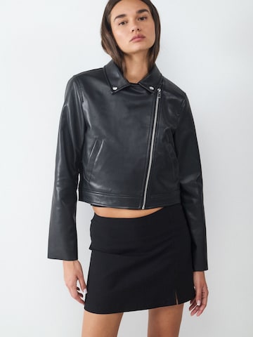 BALMOHK Välikausitakki värissä musta: etupuoli