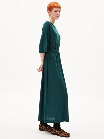 Robe 'ILWAA' ARMEDANGELS en vert