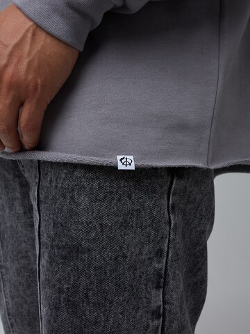 ABOUT YOU x Benny Cristo Sweatshirt 'Faris' i grå