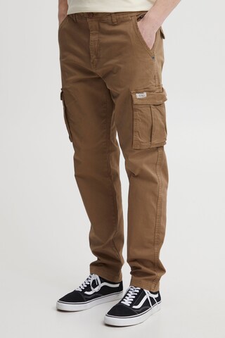 Regular Pantalon cargo BLEND en marron : devant