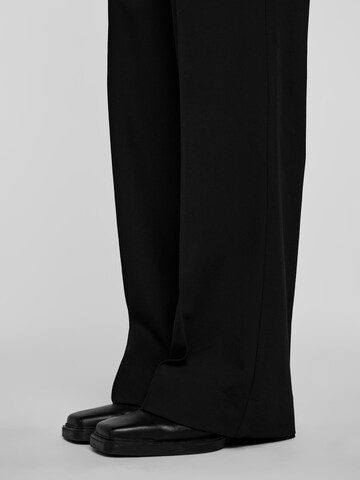 IIQUAL Lużny krój Spodnie w kant 'BOB' w kolorze czarny
