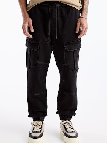 Tapered Pantaloni eleganți de la Pull&Bear pe negru: față