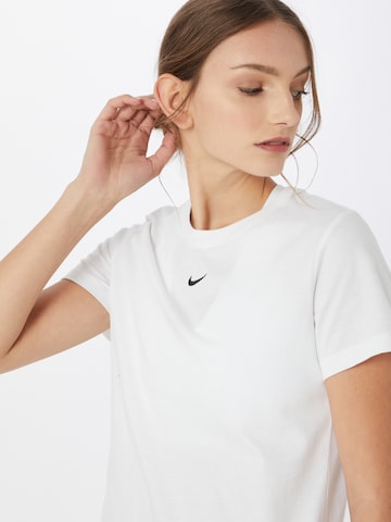 Nike Sportswear T-shirt 'Essential' i vit