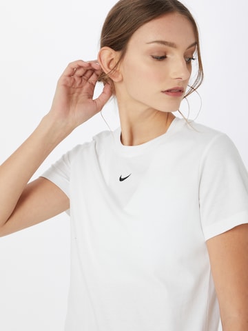 Nike Sportswear - Camiseta 'Essential' en blanco