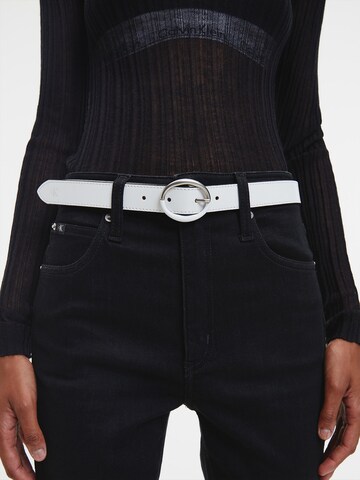 Ceinture Calvin Klein Jeans en blanc : devant