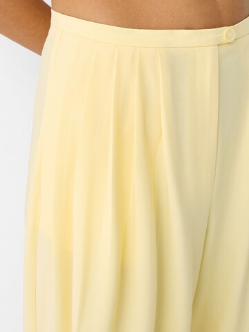 Bershka Wide leg Pleat-front trousers in Yellow