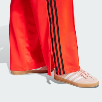 Loosefit Pantaloni 'Adicolor Classic Firebird' di ADIDAS ORIGINALS in rosso