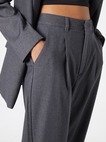 Copenhagen Muse Zúžený Kalhoty se sklady v pase 'TAILOR' – šedá