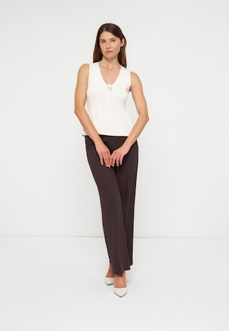 regular Pantaloni con pieghe di Anna Field in marrone