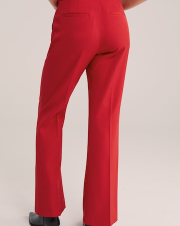 WE Fashion Bootcut Pressveckad byxa i röd