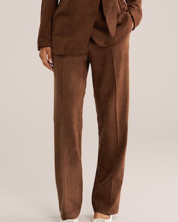 Slimfit Pantaloni con piega frontale di WE Fashion in marrone