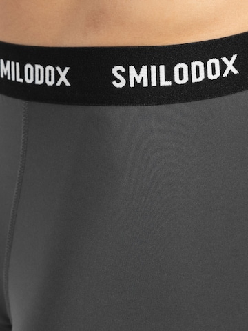 Smilodox Skinny Shorts ' Zeyn ' in Grau