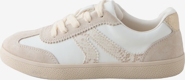 Next Сникърси в бежово: отпред