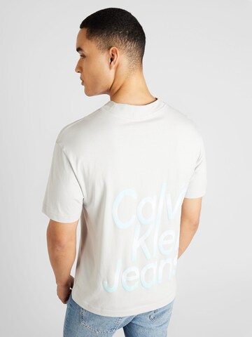 T-Shirt Calvin Klein Jeans en gris : devant