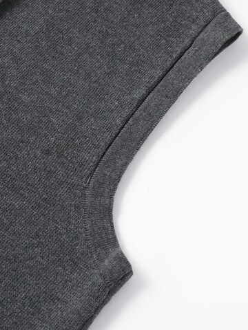 ALLTHEMEN Gebreid vest 'Luftmasche' in Grijs